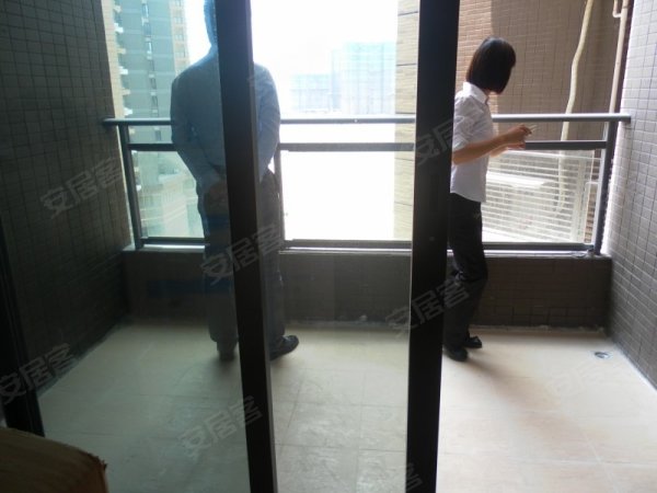 请急救离深圳湾口岸最近的香港汇丰银行地址,