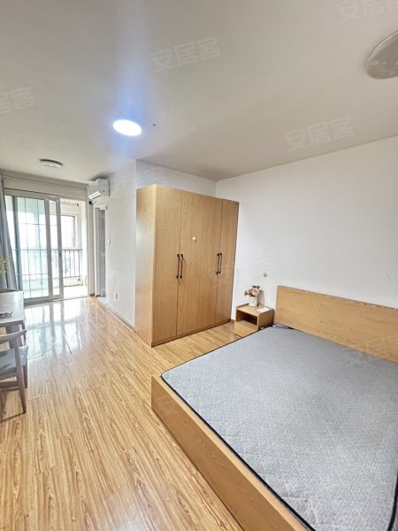中铁国际产品园1室一厅精装修，家电齐全，拎包入住