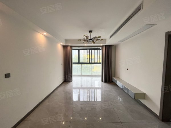 春融苑精装两房出租_中央空调_住家大衣柜_沙发餐桌椅床都配齐