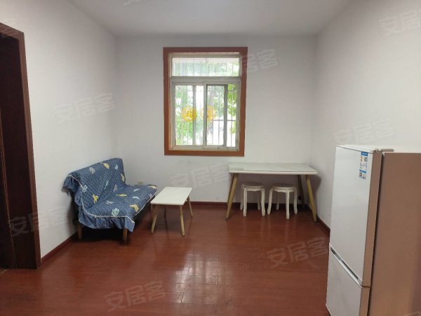包河苑B区二室一厅低楼层家电齐全，拎包入住看房方便钥匙在手