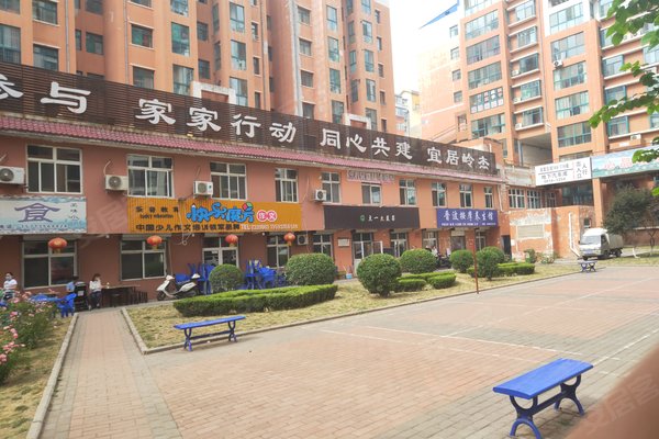 岭杰小区人口_人口老龄化图片