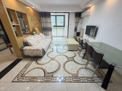近绿地中心_4号线_边户二大室_自住装修_干净_拎包入住