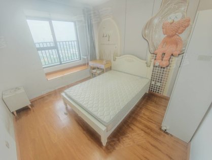 地铁口_可月付押一付一_世茂翡翠首府主卧飘窗_三联_安大
