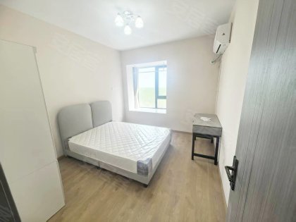 滨湖荣华苑主卧带飘窗精装修，房间干净整洁南北通透，交通便利