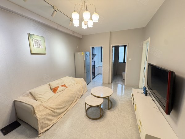 新上房源，精装两室，可拎包入住，民用水电通燃气