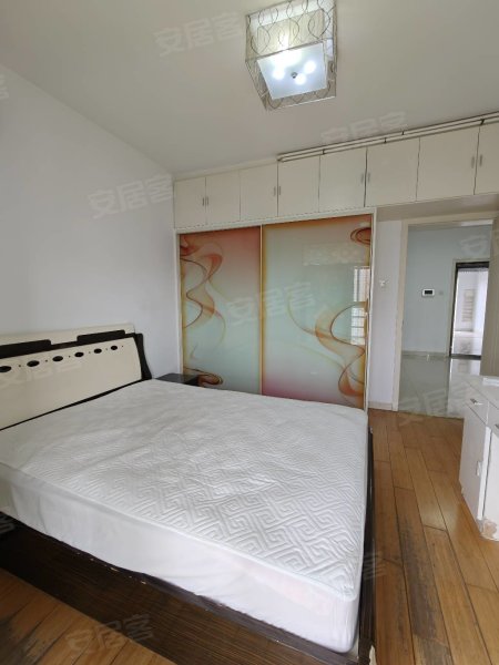 滨湖品阁，精装自住两房，全屋瓷砖好楼栋好楼层市政供暖全屋墙暖