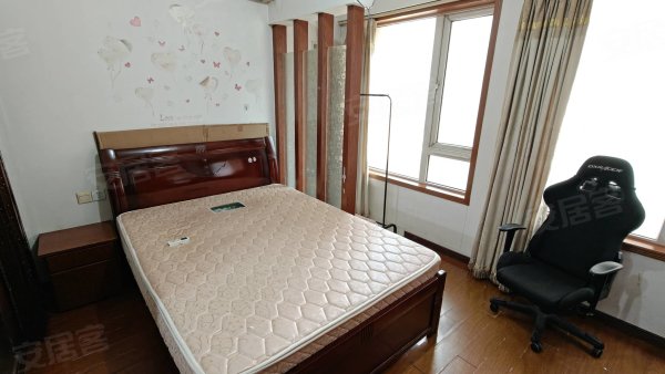 一号线地铁口铂金汉宫_一室带隔断_家电齐全_生活便利