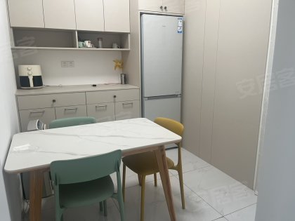 外贸一区，全套电器家具，精装装修漂亮，拎包入住，
