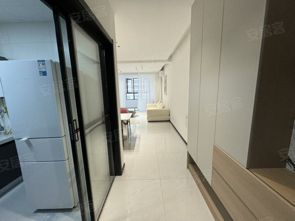 云河湾_精装两室带衣帽间_全屋定制_装修非常漂亮_随时可看