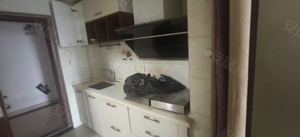 信达西山银杏6号线地铁口附近