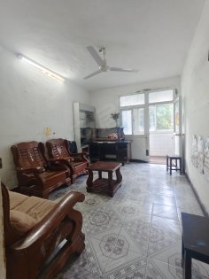 漕冲站地铁口旁，春暖花开小区隔壁，三楼拎包入住。