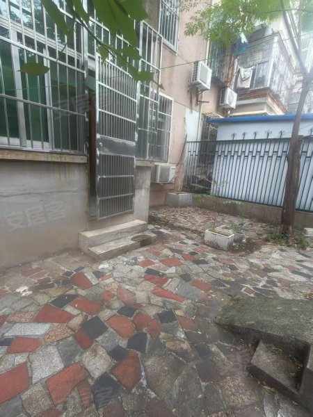 一楼带大院，省建行宿舍，屯小对面，南一环边近二中，省人大