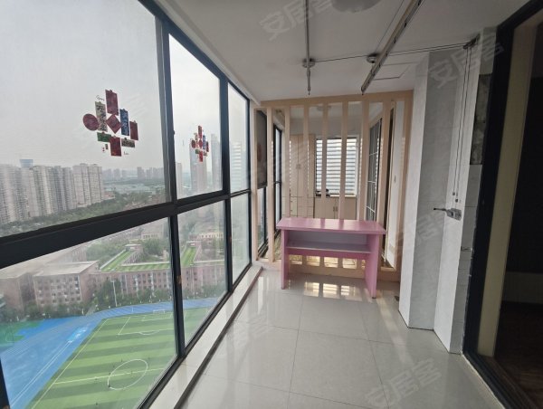 中铁国际城商圈，周边生活便利，超市购物中心公园一应俱全
