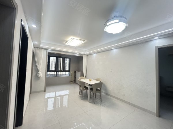 业主自住精装修两室，全屋定制家具，家电旁边地铁，包物业停车！