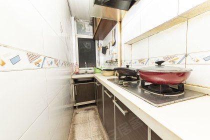 步行街旁_地铁口_粮食局大院_楼梯房三楼_拎包入住_方便看