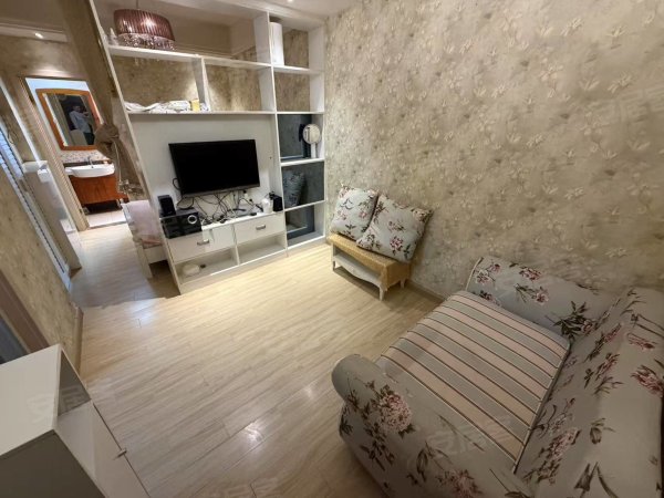 楼下就是十里庙地铁口精装一室好房民水民电拎包入住通燃气西华联