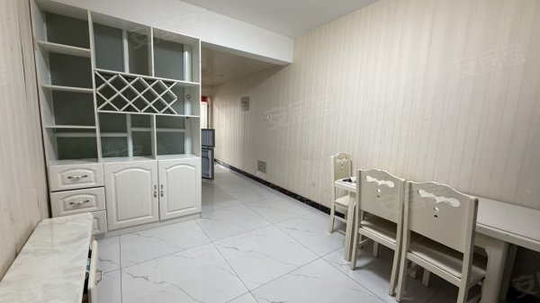 蜀潜望6号线地铁口_精装修_电梯房_2室1厅1卫出租包物业