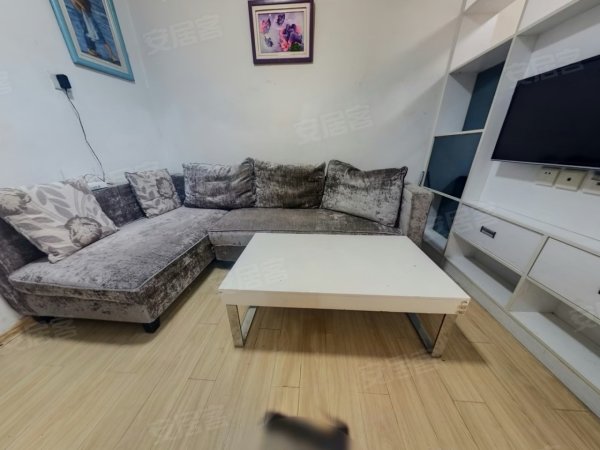 邻近十里庙地铁口一百米不到，一室一厅