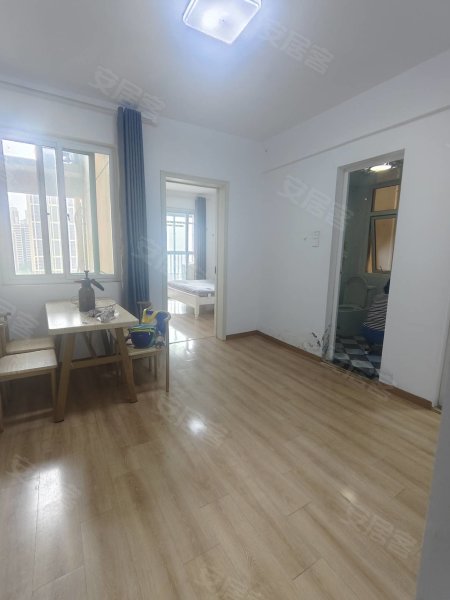 瑶海万达附近，新海西苑一室一厅，拎包入住民用水电，采光好。
