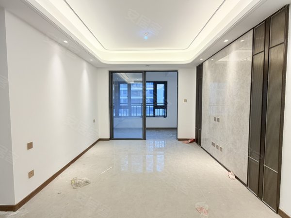 中骏一期_5号线地铁口_空租_三房两卫_全屋中央空调