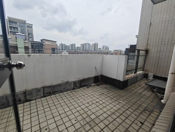 带露台，地铁口，中兴西湖花园，大面积，星火隔壁，没有电梯房