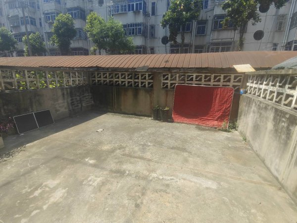 南七一楼带70平大院，随时看房。2100。价格可谈