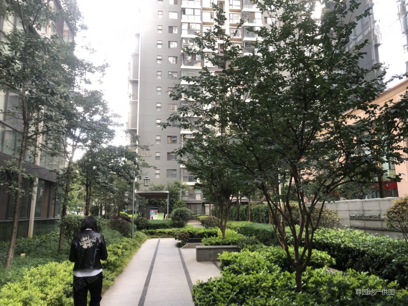 滇池路地铁口大悦城旁融城优郡婚房两房中间楼层视野好
