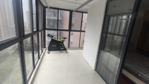 交通便利，靠近品汇生活中心小区绿化率高，环境舒适