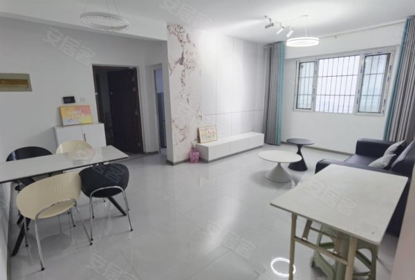 桂园精装三室，客厅瓷砖地三个卧室都有床空调，可月付大众江淮近