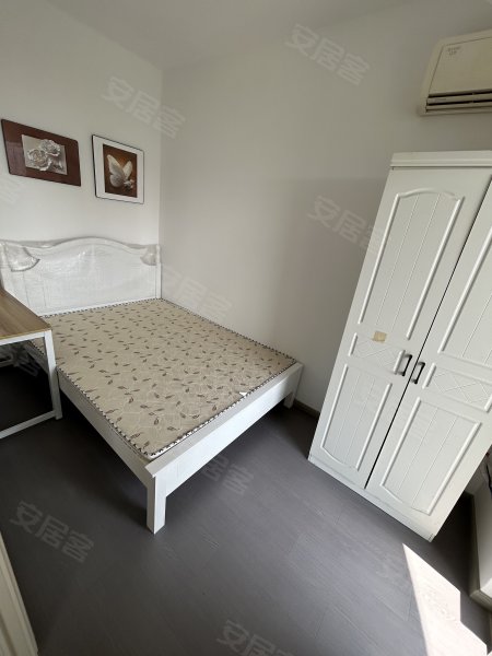 直租，火车站附近，女生合租550元，民用水电燃，房东直租