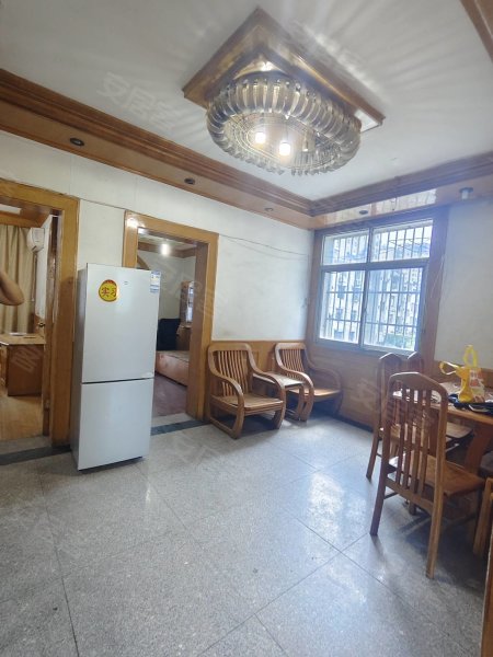 花溪新村四楼，三室两厅，每个房间都有空调，拎包入住。