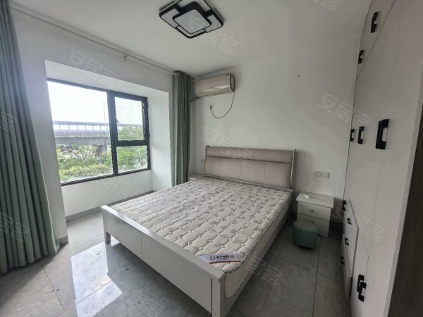 包物业费，精装自住装修，家具家电齐全，随时拎包入住