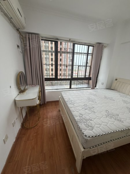 三里街地铁口_精装电梯一室可做两房_拎包入住