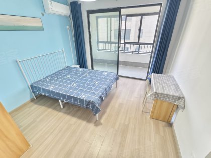 职教城东地铁站维信诺附近黉街合肥经济学院旁边，可短租可月付。