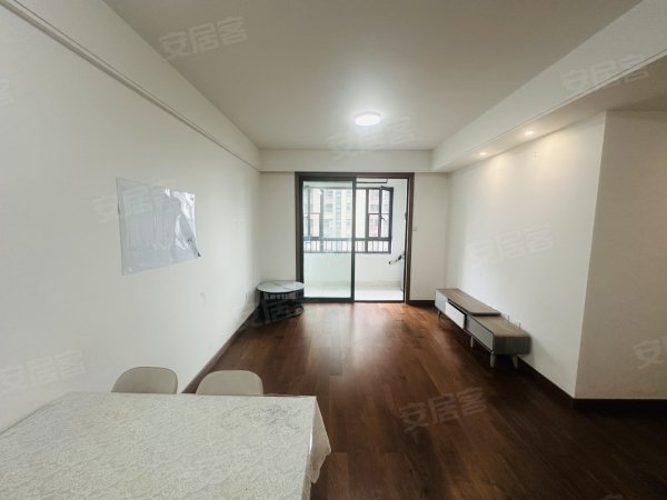 实拍_四号线地铁口_绿地中心旁_精装三室_家具家电齐全