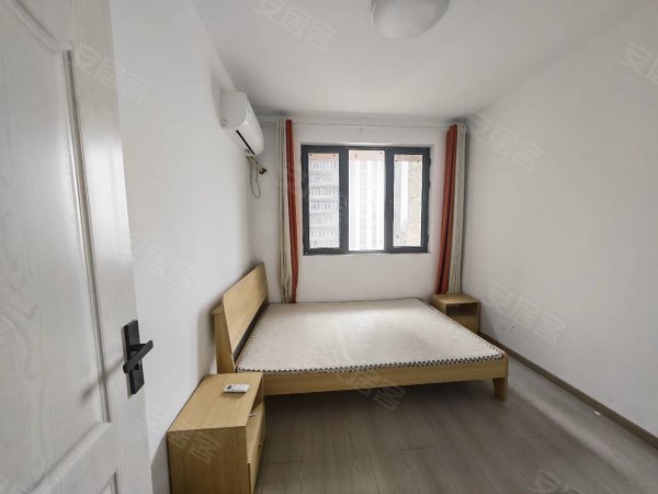 龙湖天街商圈，三室两厅，家具家电齐全，随时拎包入住