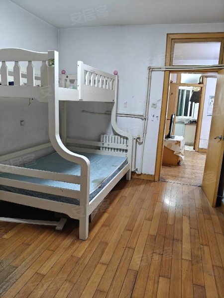 西园新村实验幼儿园旁边，3楼，3室1厅，冬天有暖气