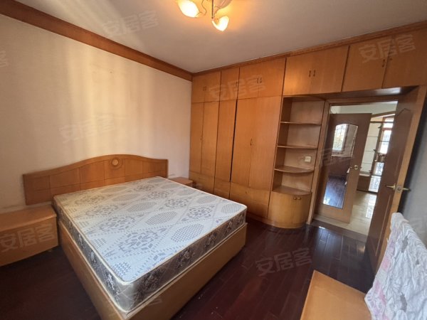 自住装修_打的到顶衣柜_三房朝南_罍街隔壁_科大南区