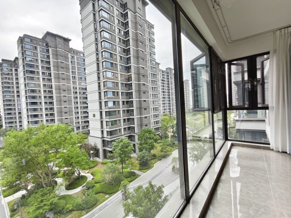 全景落地窗_超大横厅_建发珺和府全屋志邦定制_无甲醛无异味