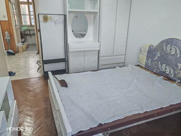 庐阳区步行街附近铁塔宿舍，21，家电全，1100能停车四楼