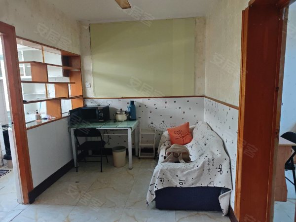 三里街地铁口两房，出行方便，拧包入住。