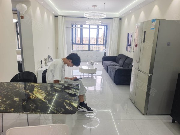 精装，三室一厅，全屋瓷砖通铺，可以押一付一，旁边万达和地铁口