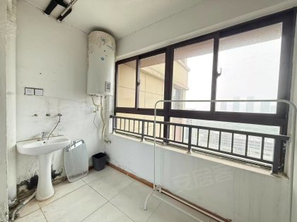 银泰附近封闭阳台房，可做饭押一付一近银行基地，融创乐园
