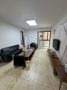 金色池塘带超大露台，三房朝南，单独晾晒区。拎包入住，随时看房