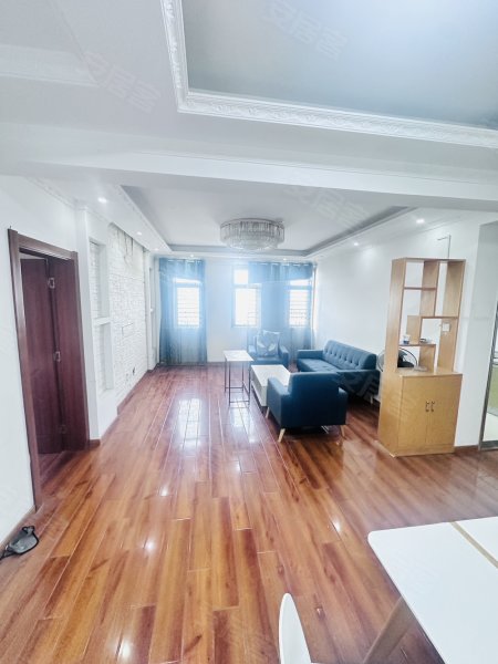 天柱路地铁口精装修两室两厅，两卫，家具家电齐全，拎包入住