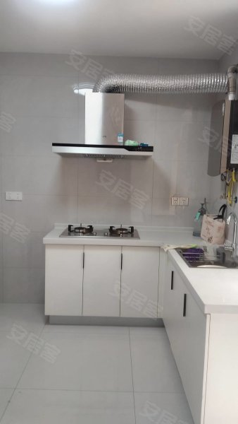 精装全新装修，家电齐全，拎包入住交通方便