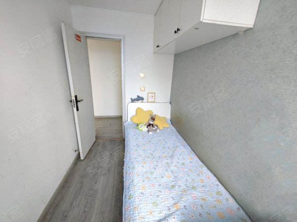 天鹅湖东地铁口，银泰i77石台路公园朝南单间,0中借民用水电