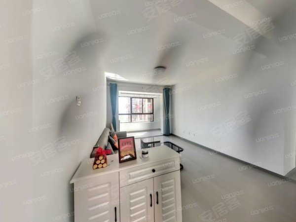 此房干净整洁中间楼层，精装修家具家电齐全，拎包入住