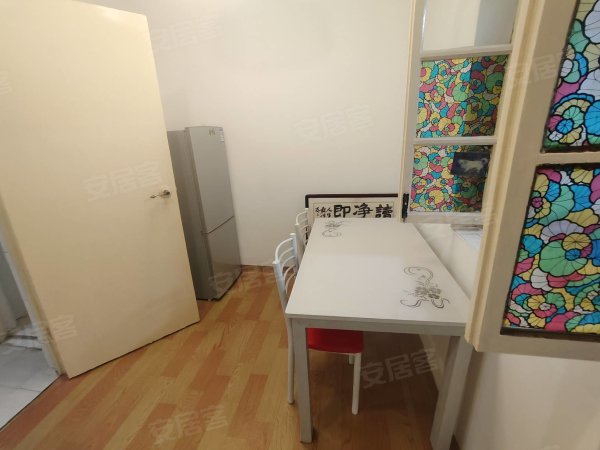 琥珀北村2楼，家具家电齐全，拎包入住。