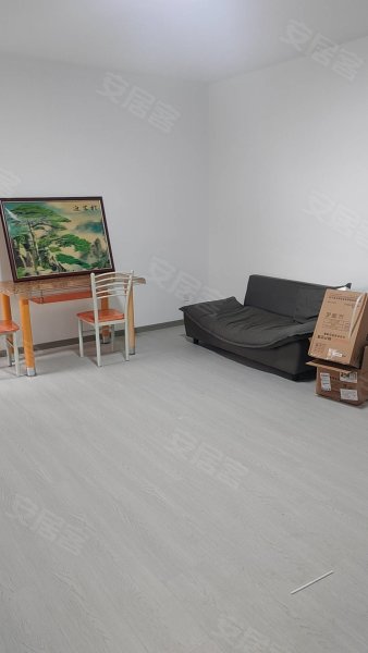 三楼，三室出租，家电齐全，随时看房入住